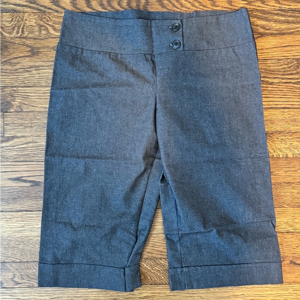 Chic Gray Capris with Button Detail